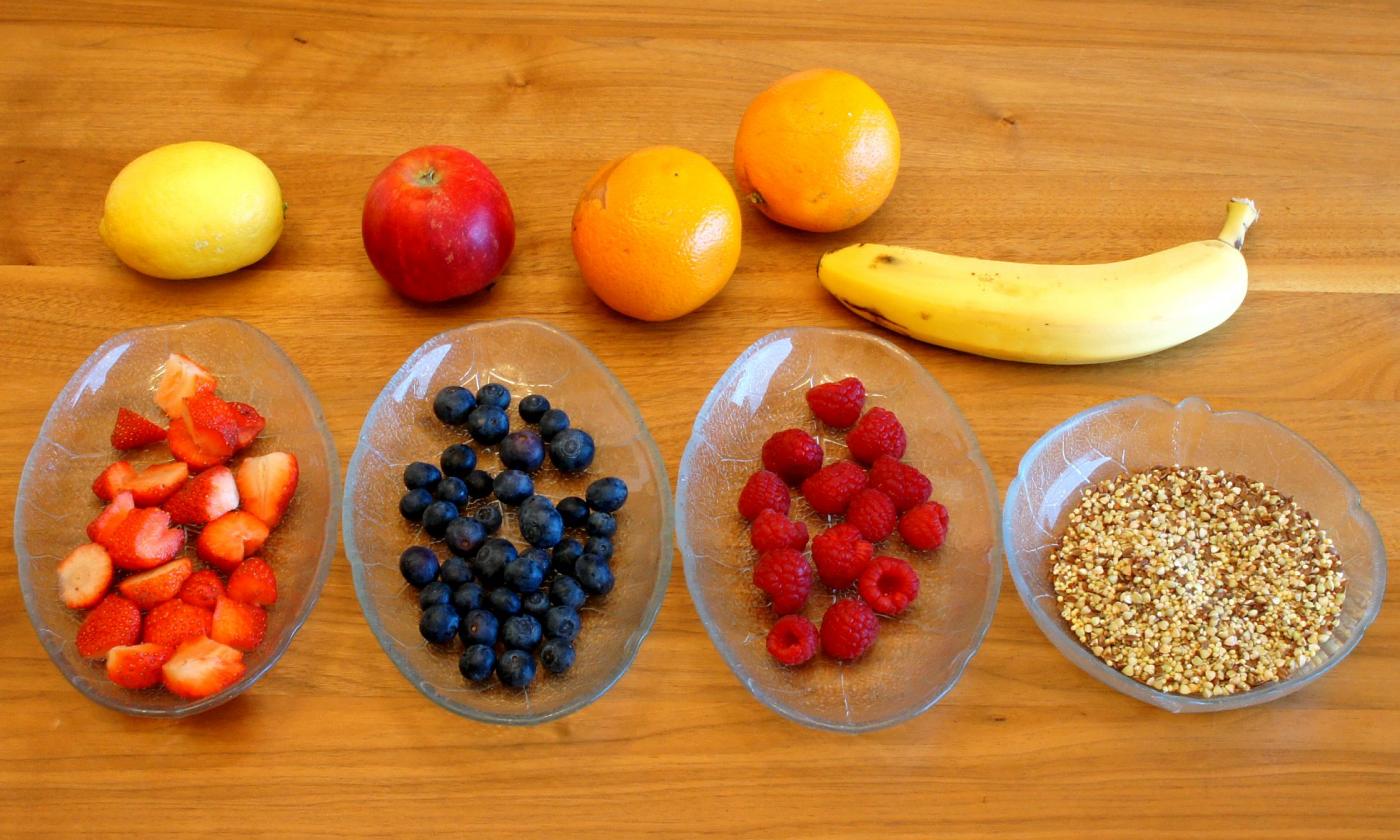 Alle Zutaten für das Erb-Müesli - laktosefrei und glutenfrei (vegan, roh): Körnermischung, Früchte.