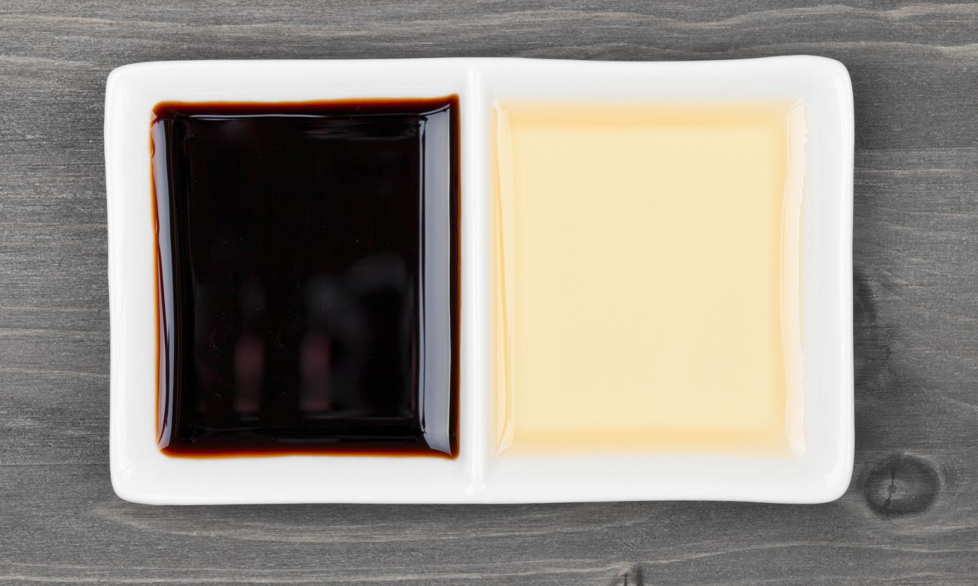 Balsamic vinegar in white double bowl: dark and light (Condimento bianco).