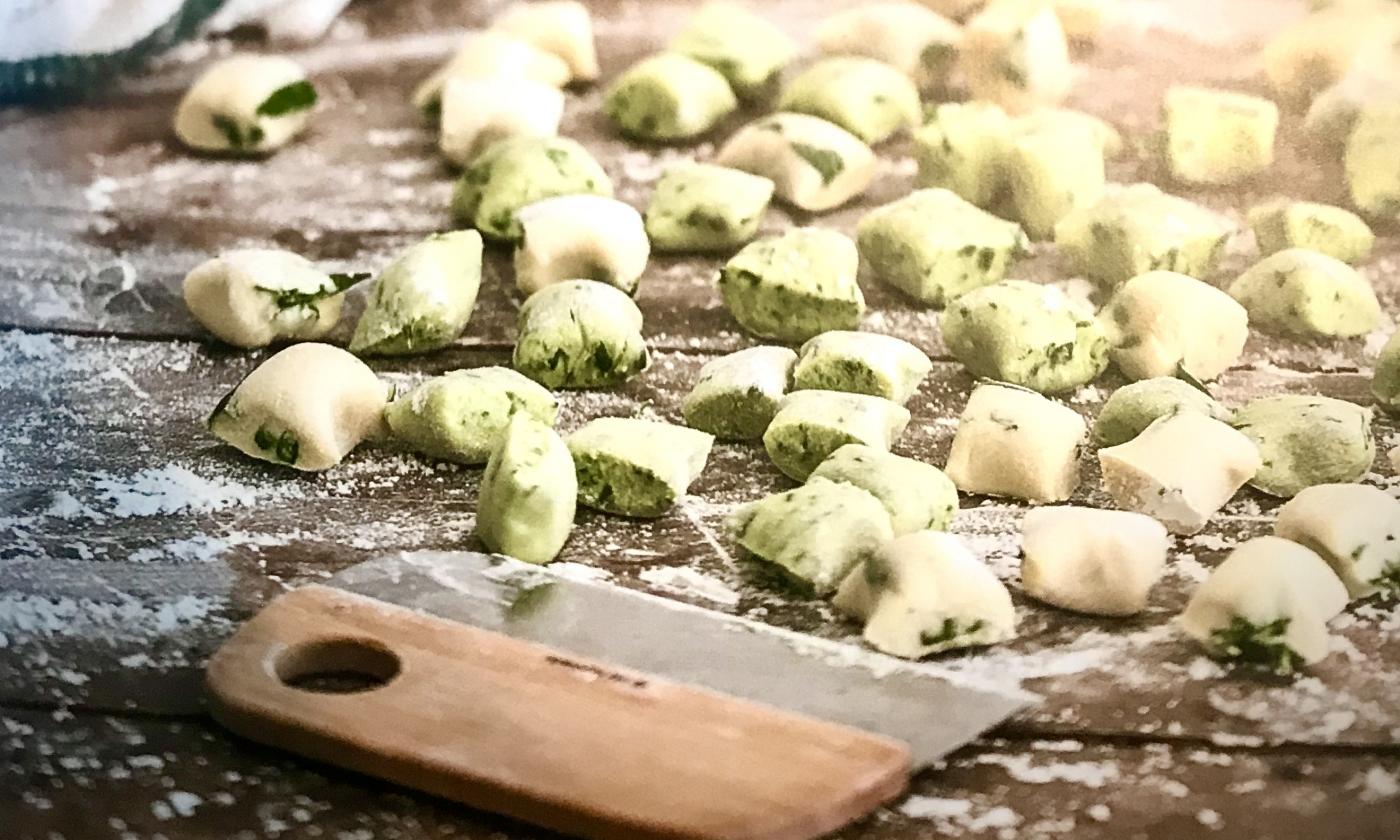 Изображение рецепта «Ньокки с черемшой» из книги «My little green kitchen»  Sylwia Gervais, S. 33.