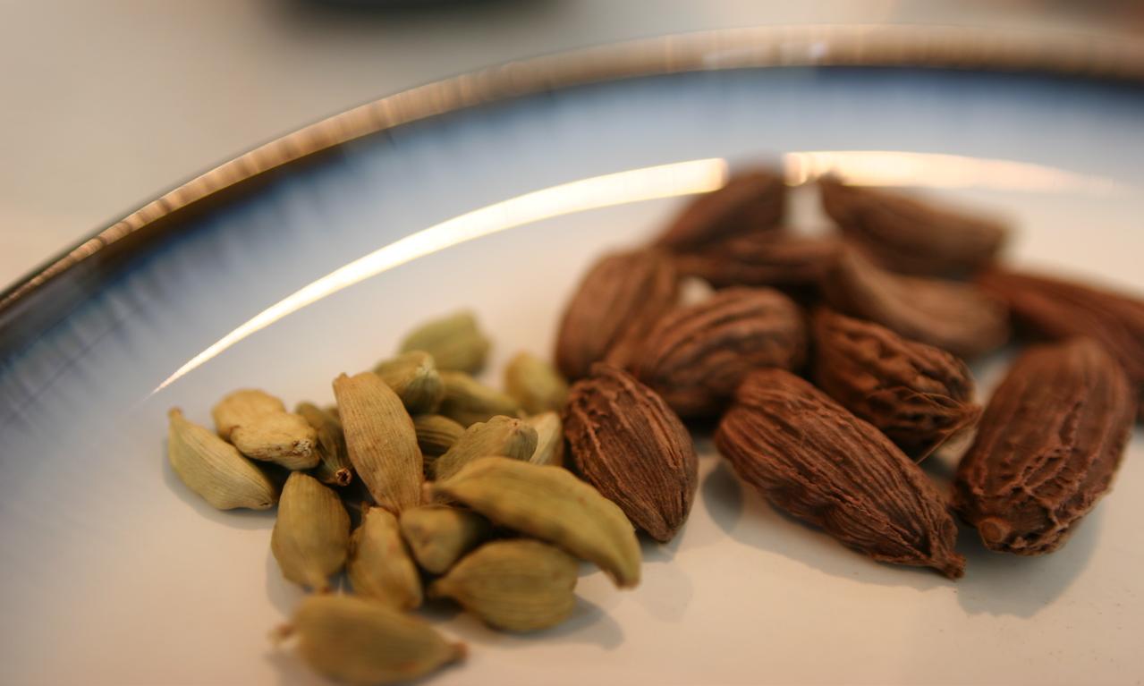 Слева: зеленый кардамон (Elettaria cardamomum), справа: черный кардамон (Amomum subulatum). Слева: зеленый кардамон (Elettaria cardamomum), справа: черный кардамон (Amomum subulatum).