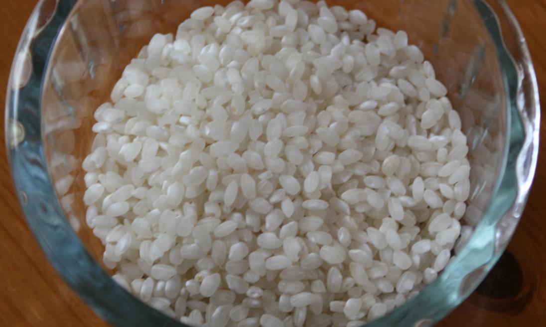 Riso bianco a grani corti (crudo) in ciotola di vetro - Oryza sativa ssp. japonica. Riso bianco a grani corti (crudo) in ciotola di vetro - Oryza sativa ssp. japonica.