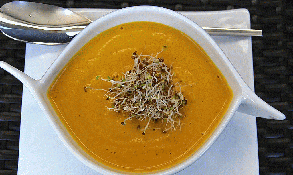 Recipe picture "Butternut squash soup with sprouts" from the blog "Kraftort Rohkostküche" by Lena Erlman.