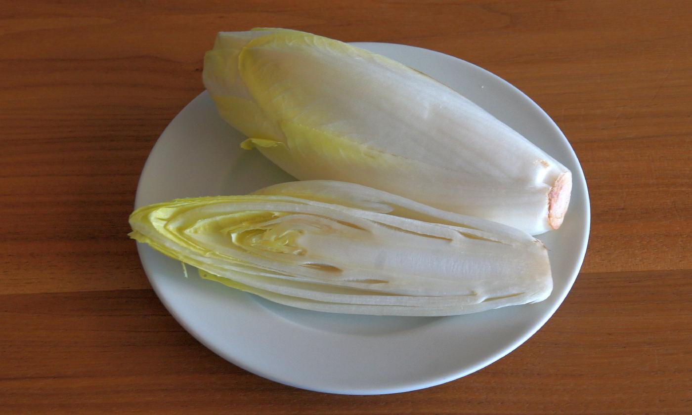 Achicoria en un plato blanco: la achicoria contiene muchos minerales y vitaminas. Achicoria en un plato blanco: la achicoria contiene muchos minerales y vitaminas.