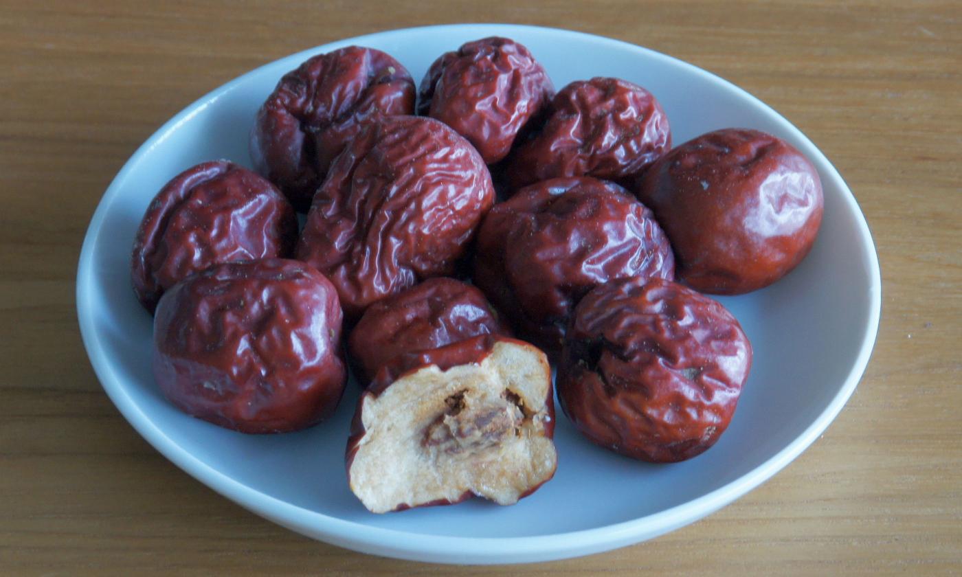 Сушеный мармелад фрукты в белый шар на коричневом фоне. Сушеный мармелад фрукты в белый шар на коричневом фоне.