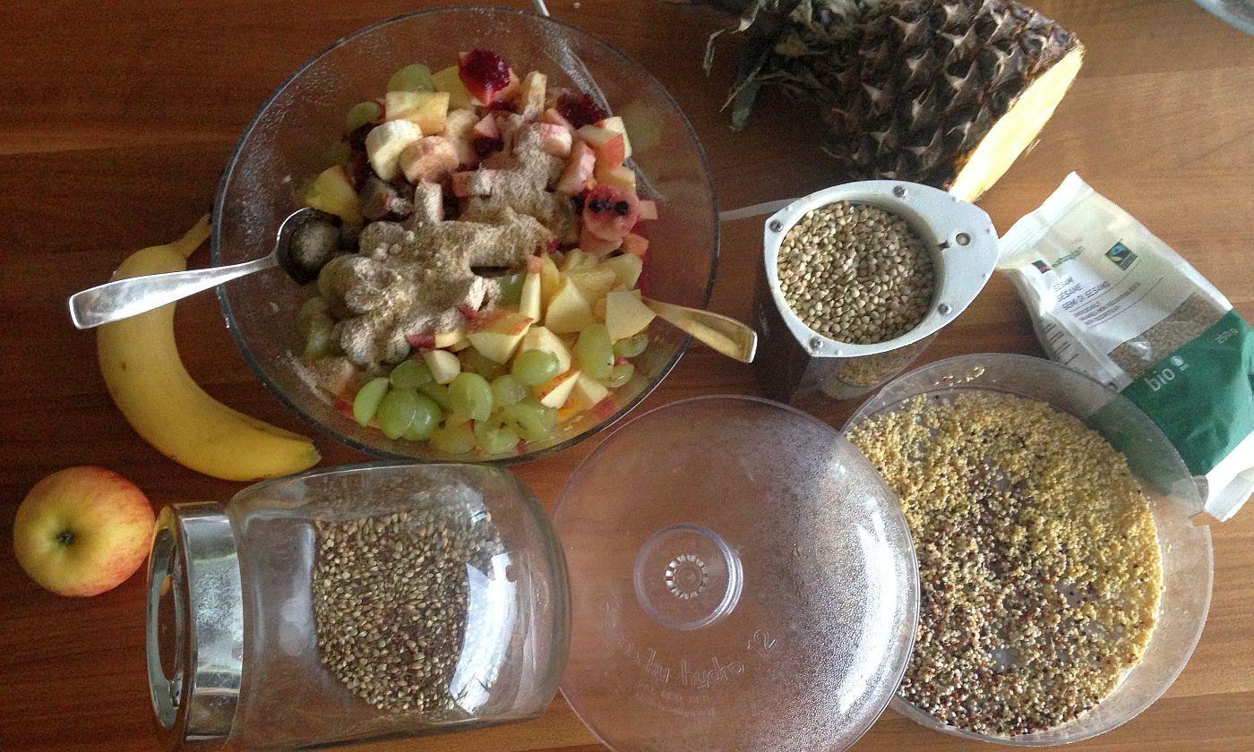 Das Erb-Müesli - laktosefrei und glutenfrei (vegan, roh) – entsteht, hier auch mit gekeimten Samen.