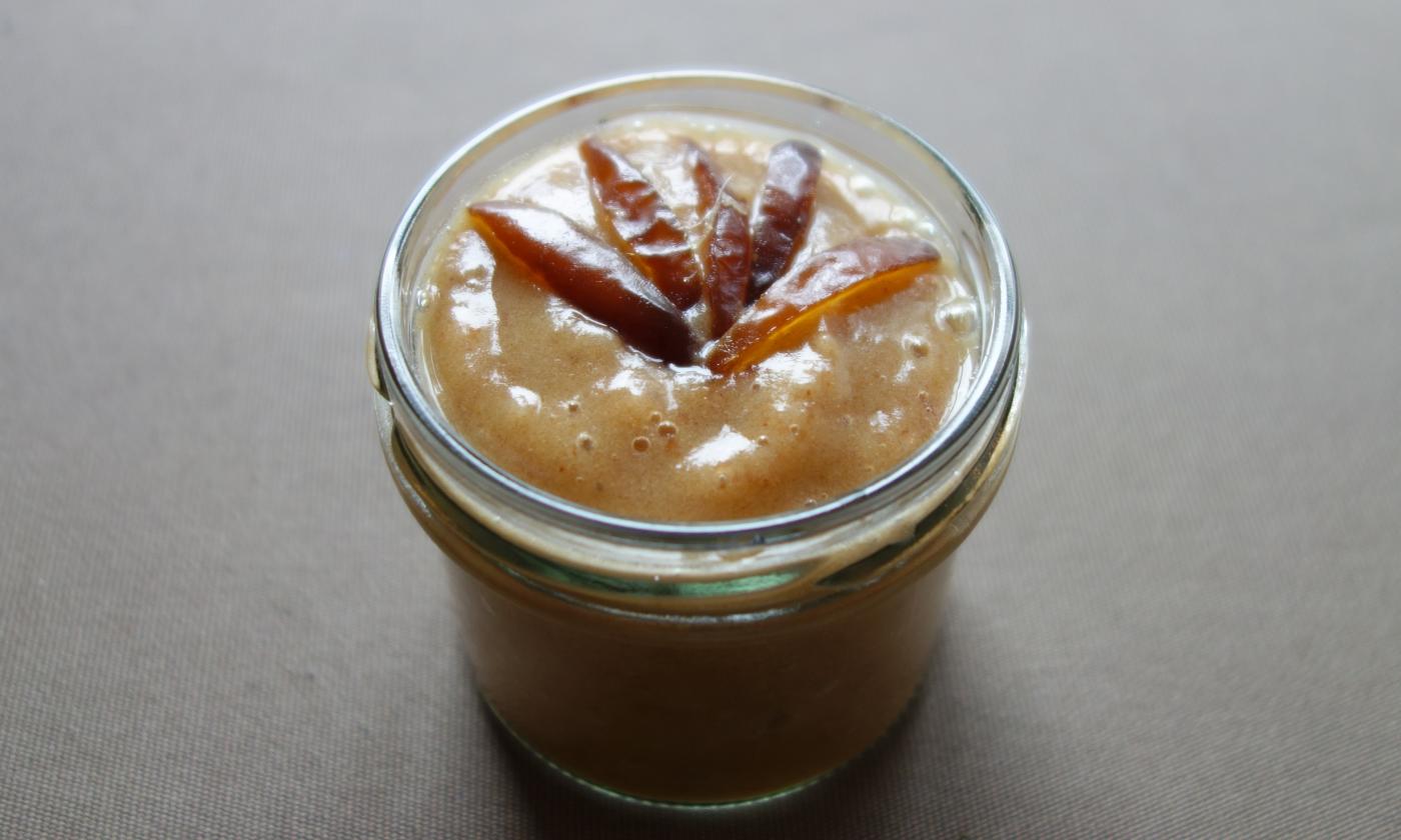 Sciroppo di dattero fatto in casa, riempito di vetro (ricetta separata) decorato con datteri. Sciroppo di dattero fatto in casa, riempito di vetro (ricetta separata) decorato con datteri.
