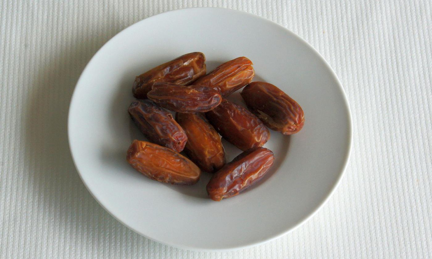 Даты, сорт Deglet Nour - Phoenix dactylifera на пластине: называемый «палец света».