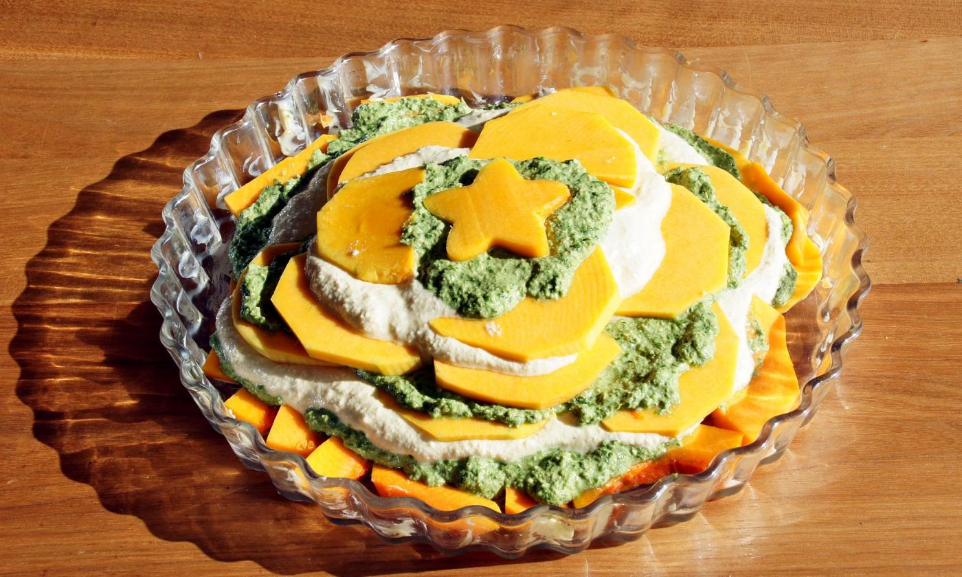 Lasaña de calabaza moscata con crema de anacardos y pesto de col rizada: elaboración cruda para tres personas.