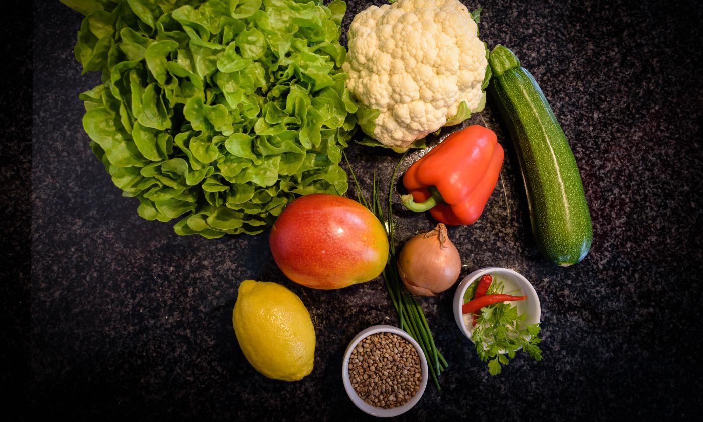 "Stuffed salad leaves with fruity mango chutney" - Mise en Place, here the preparation of the ingredients without kitchen appliances.