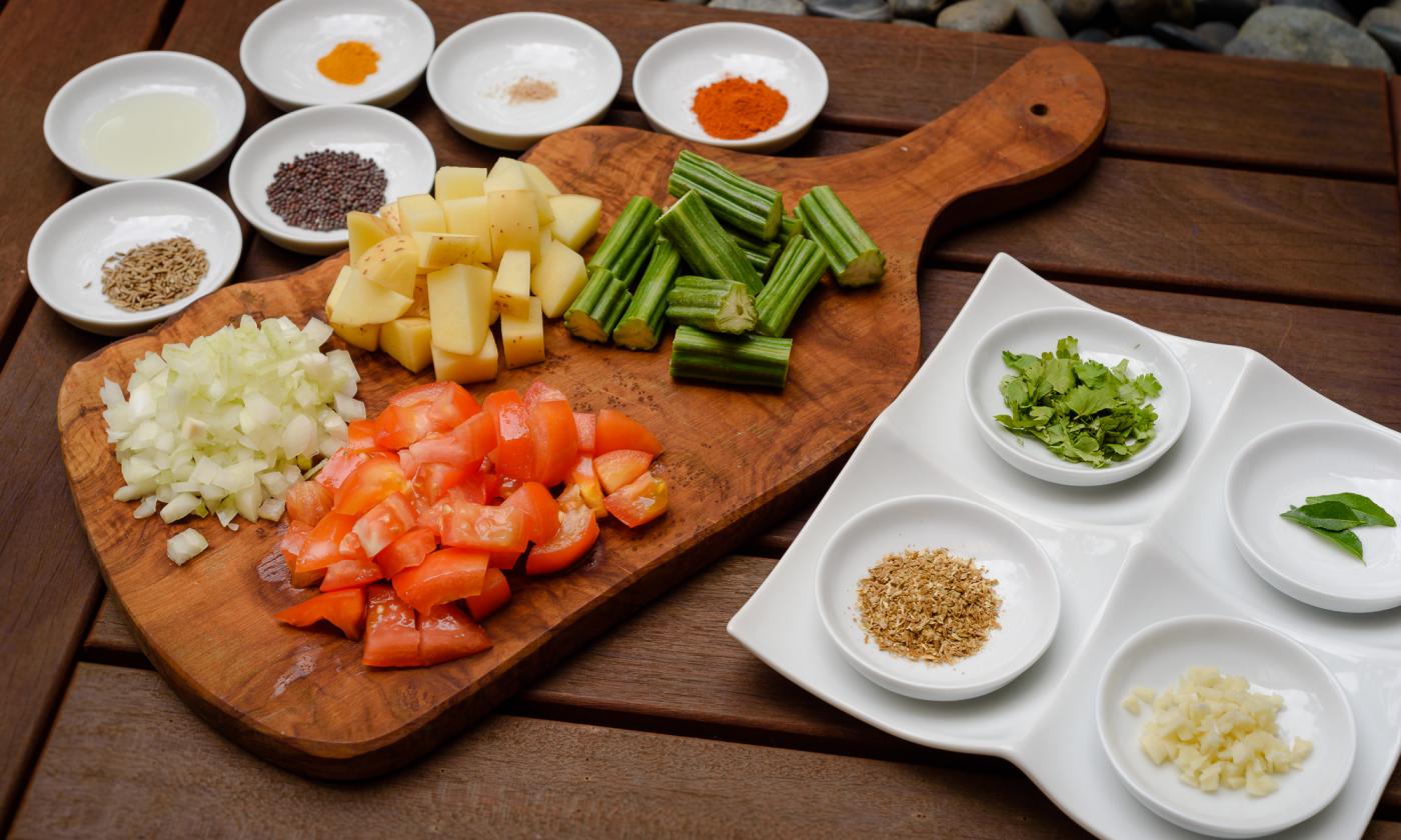 Prepared ingredients for the "Indian Drumstick Curry with Potatoes and Tomatoes"