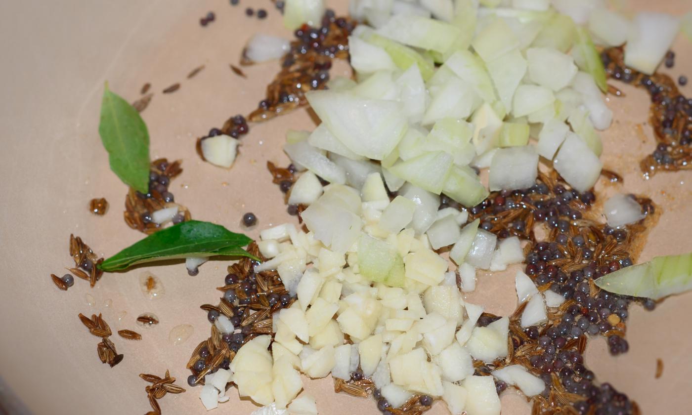 Frying the spices for the "Indian drumstick curry with potatoes and tomatoes"