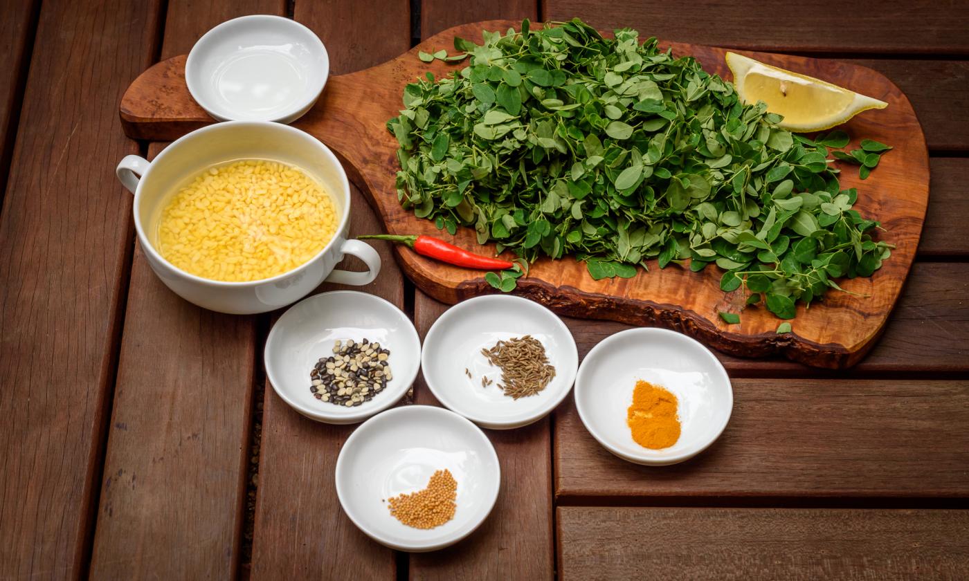 Vorbereitete Zutaten für das "Indische Moringablätter-Curry mit Moong Dal und Kreuzkümmel"