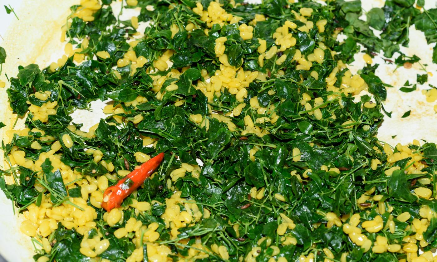 Zubereitung "Indisches Moringablätter-Curry mit Moong Dal und Kreuzkümmel", inkl. Moringablätter.