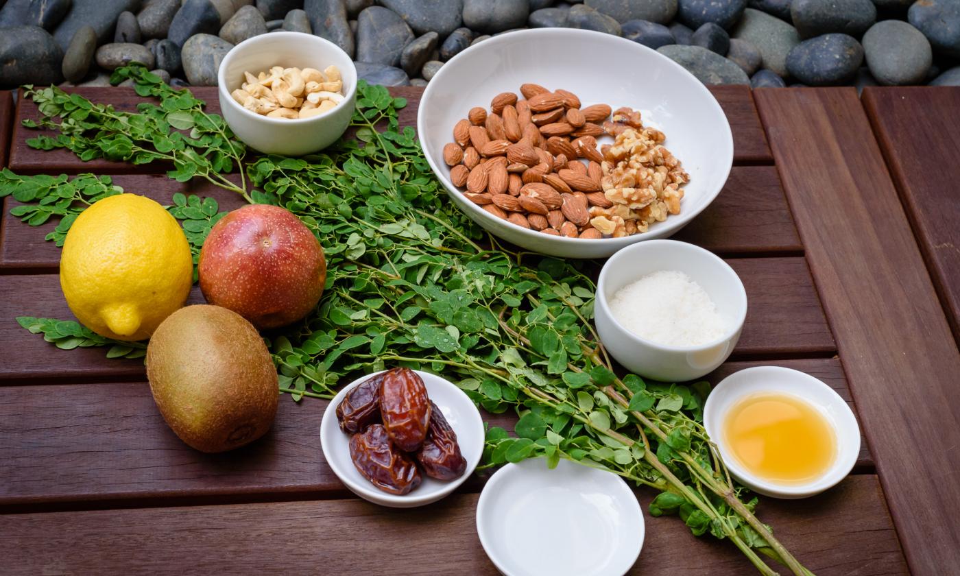 Ingredientes para preparar «Tartaletas crudas con hojas de moringa, limón, y maracuyá».