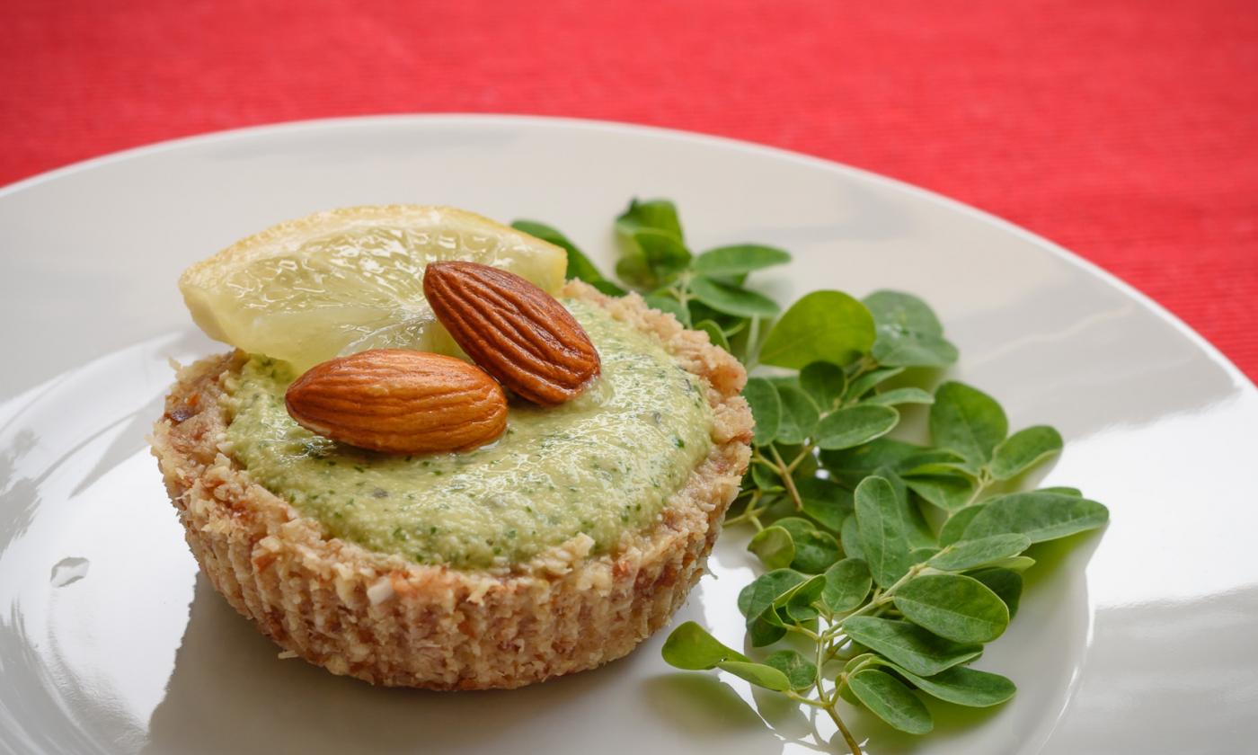 «Tartaletas crudas con hojas de moringa, limón y maracuyá» terminadas y servidas en un plato.