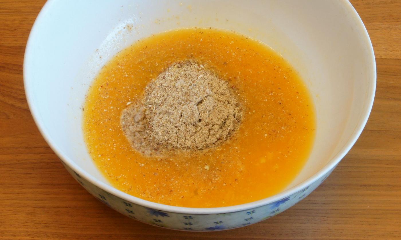 Saft und gemahlene Samen in Schüssel für das laktosefreie, glutenfreie und vegane Erb-Müesli.