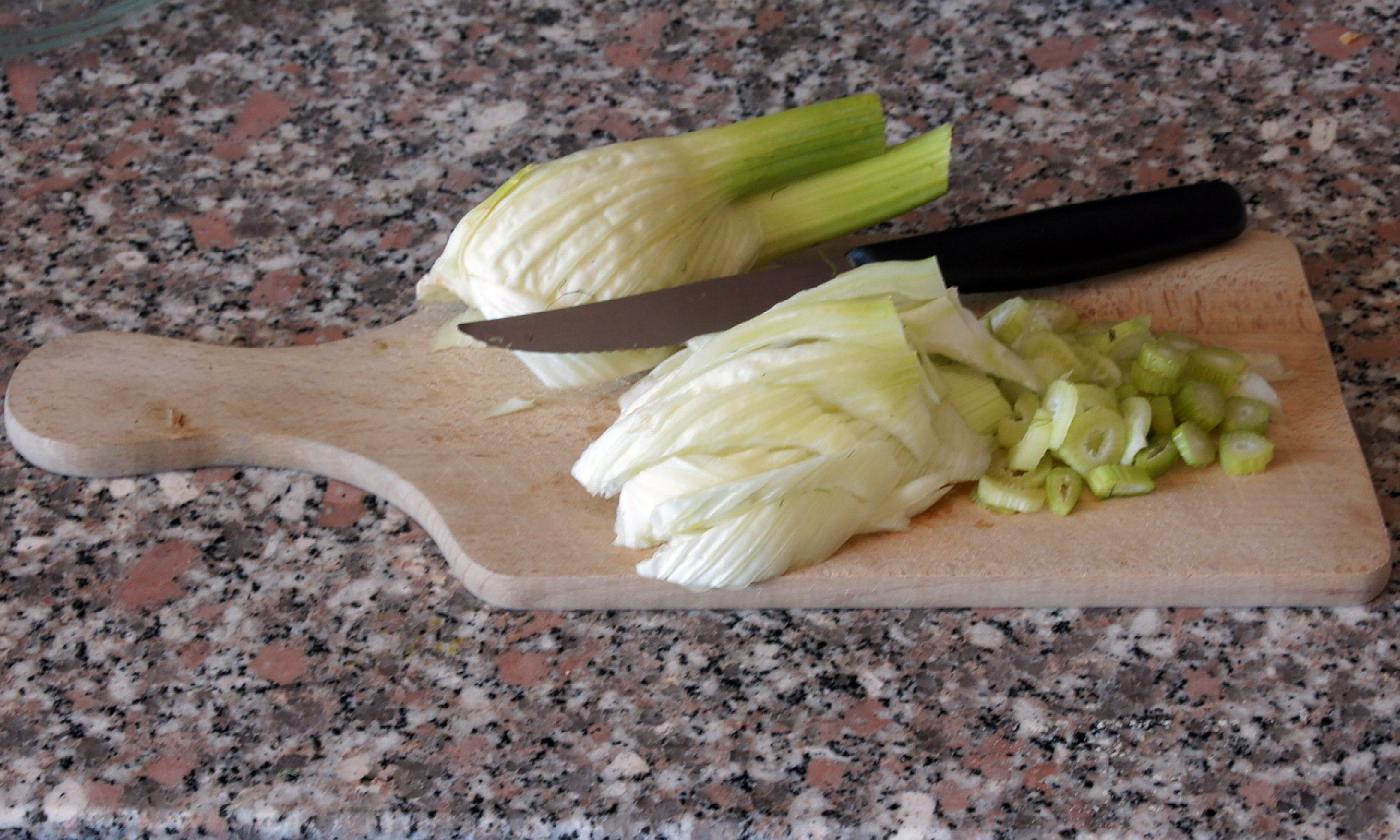 Клубни, порезанные на полоски и основы плодоножек, порезанные на кольца.