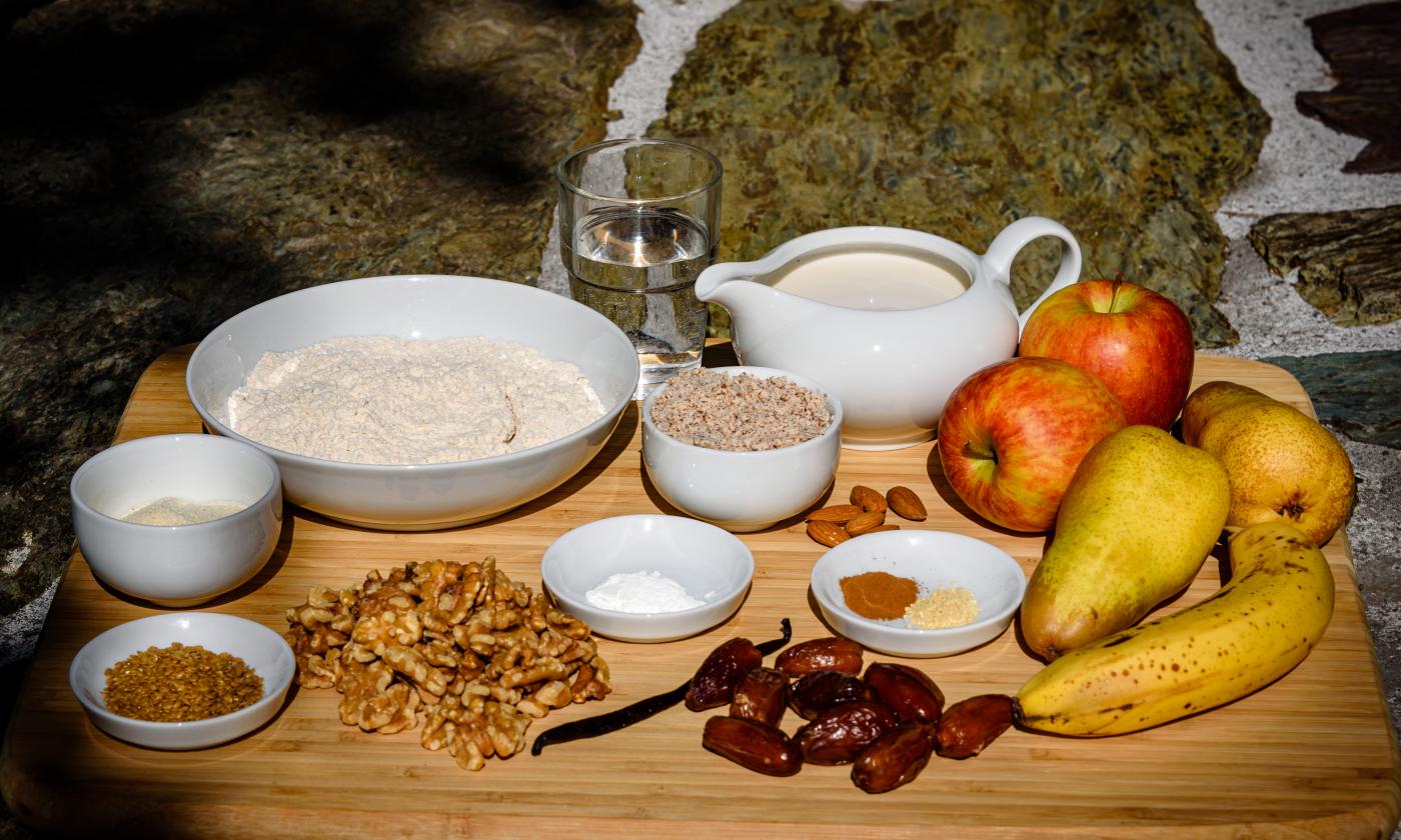 Подготовленные ингредиенты для «Грушево-яблочного пирога с манной начинкой и миндальным жмыхом».