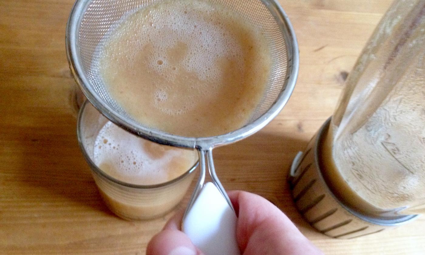 Das Abseihen der Limonade durch ein Sieb