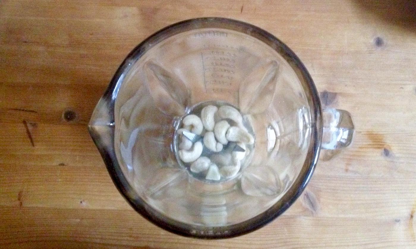 Ingredientes para el yogur de anacardos antes de mezclarlos.