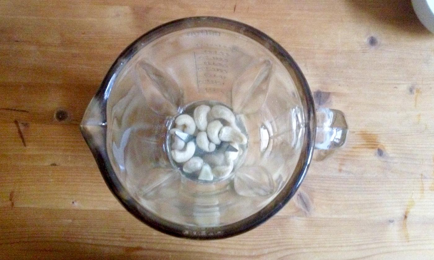 Alle Zutaten für rohvegane Knoblauchsauce kurz vor dem Mixen