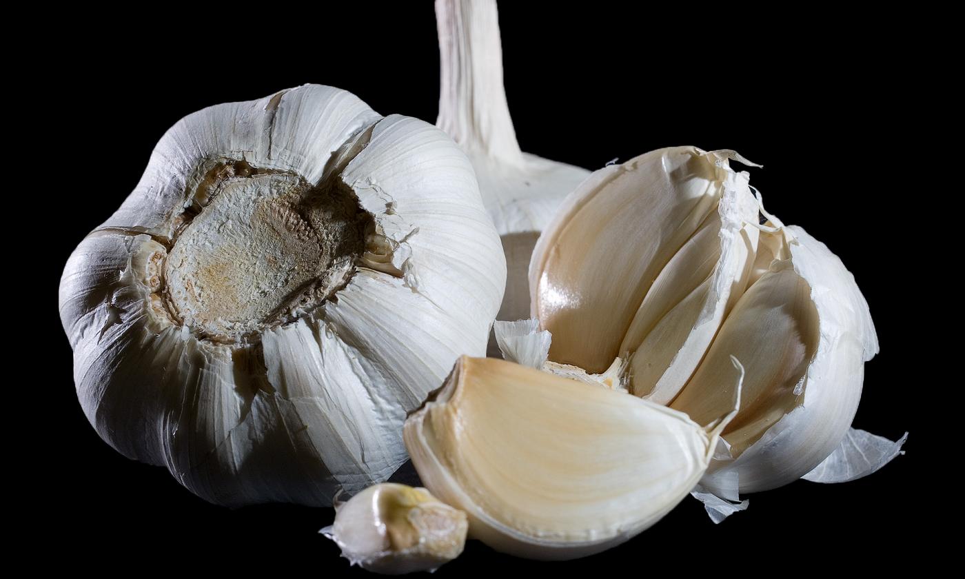 Knoblauch (Allium sativum), roh: Geschlossene (links) und teilweise geschälte Knoblauchzwiebel. Knoblauch (Allium sativum), roh: Geschlossene (links) und teilweise geschälte Knoblauchzwiebel.