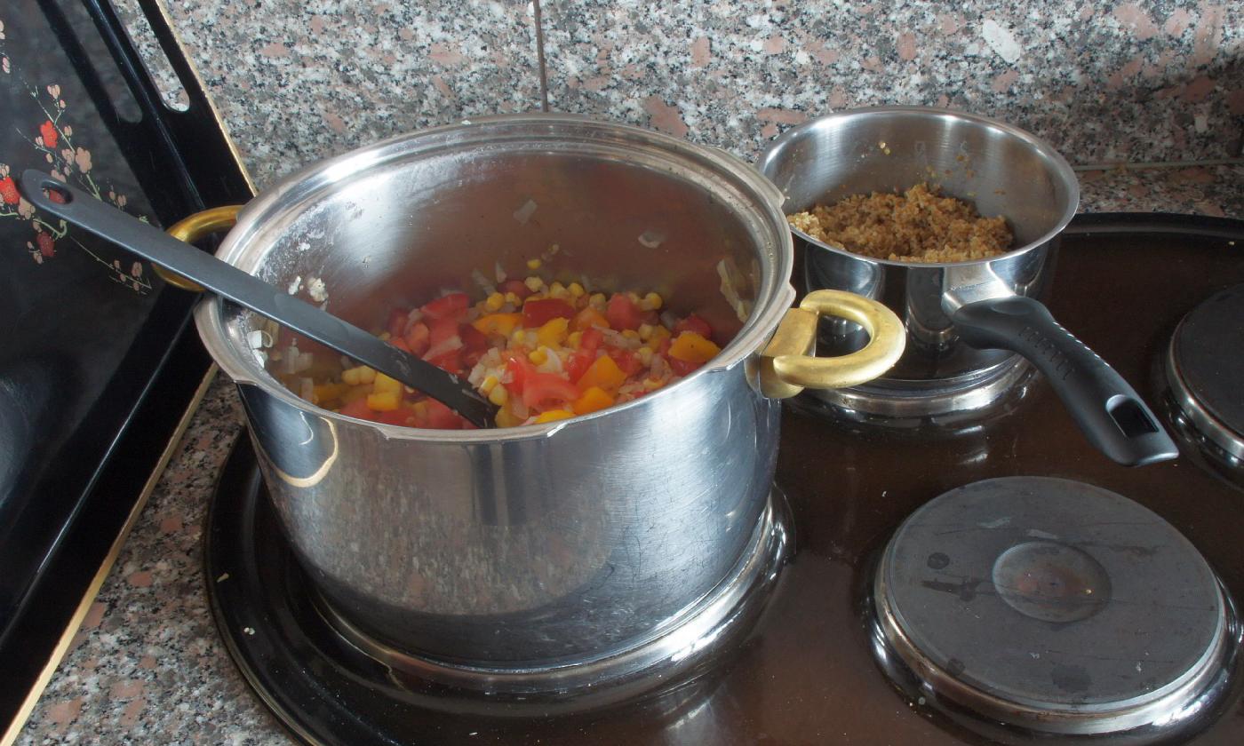 Cuocere a fuoco lento le verdure e il bulgur e la preparazione del Tailgate Chili è quasi terminata.