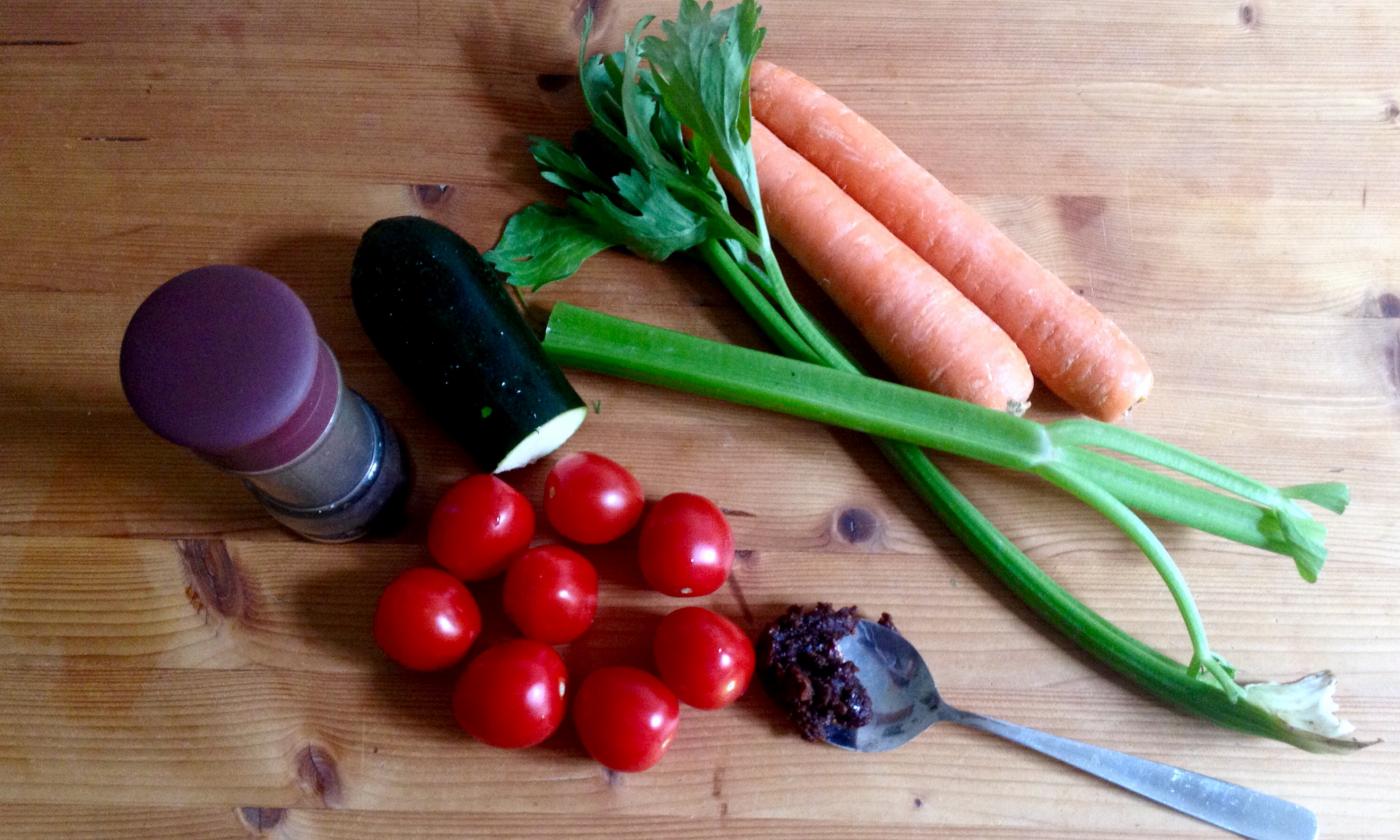 Gemüsesaft mit Karotten, Bleichsellerie, Miso und Pfeffer | Stiftung G+E