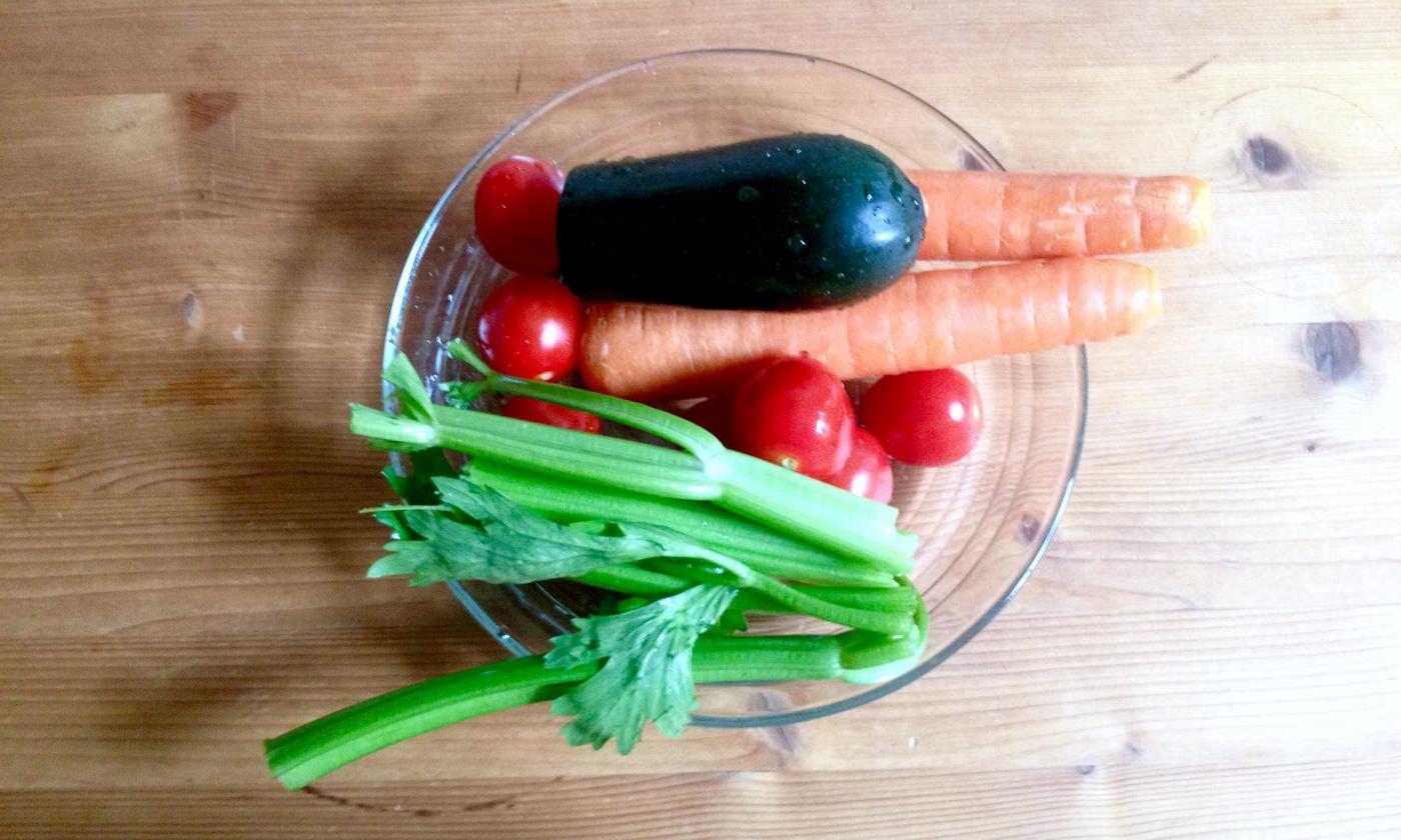 Gemüsesaft mit Karotten, Bleichsellerie, Miso und Pfeffer (de)