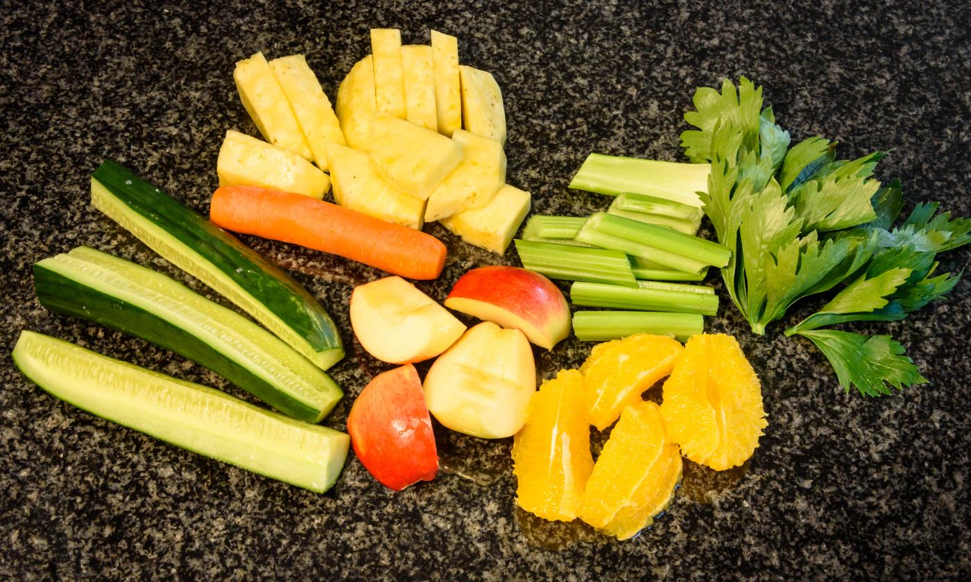 Ready-prepared ingredients for the "Good Morning Smoothie with Pineapple and Celery"