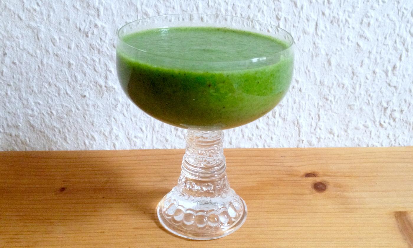 Grüner exotischer Smoothie mit Spinat | Stiftung G+E