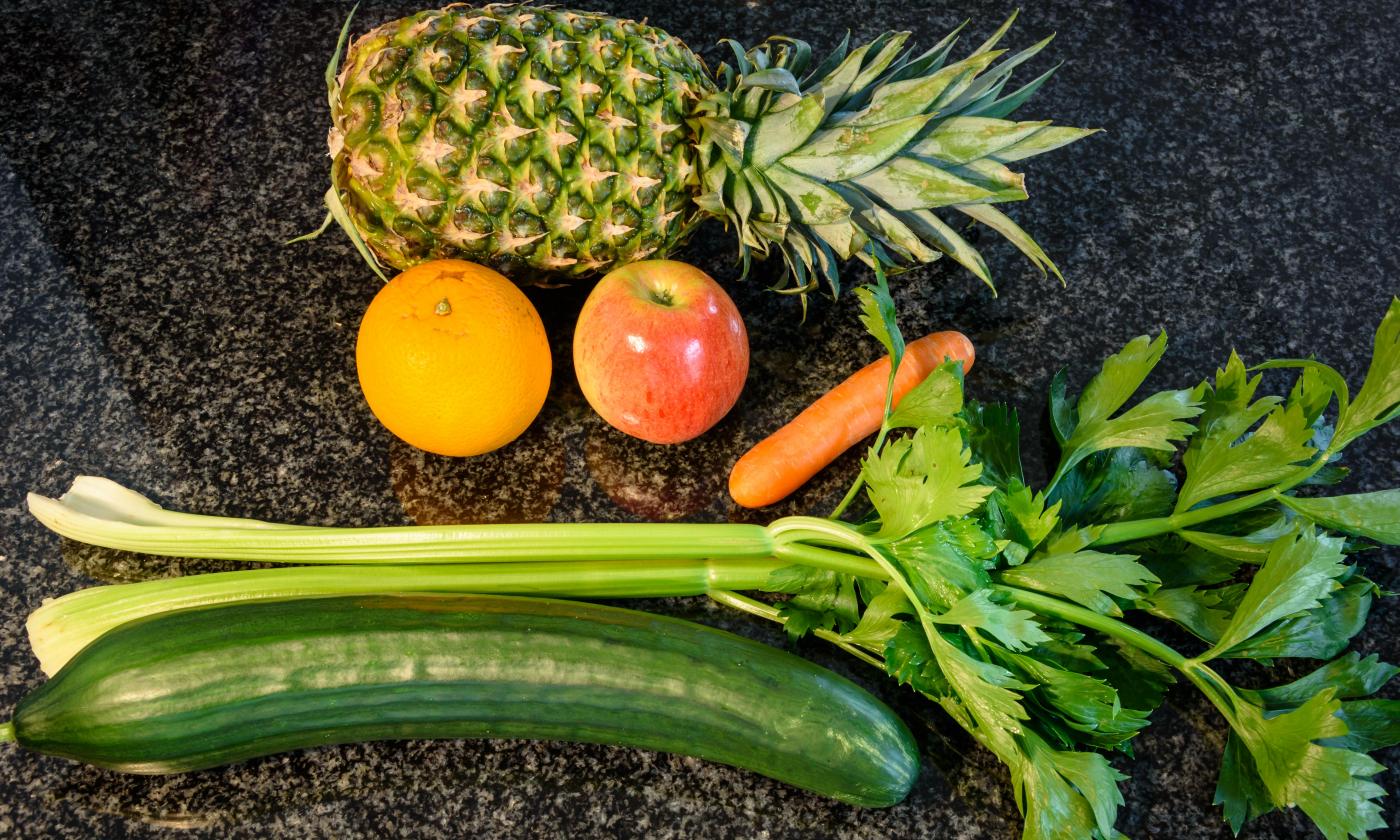 "Good morning smoothie with pineapple and celery" - Mise en Place, here the preparation of the ingredients without kitchen appliances.