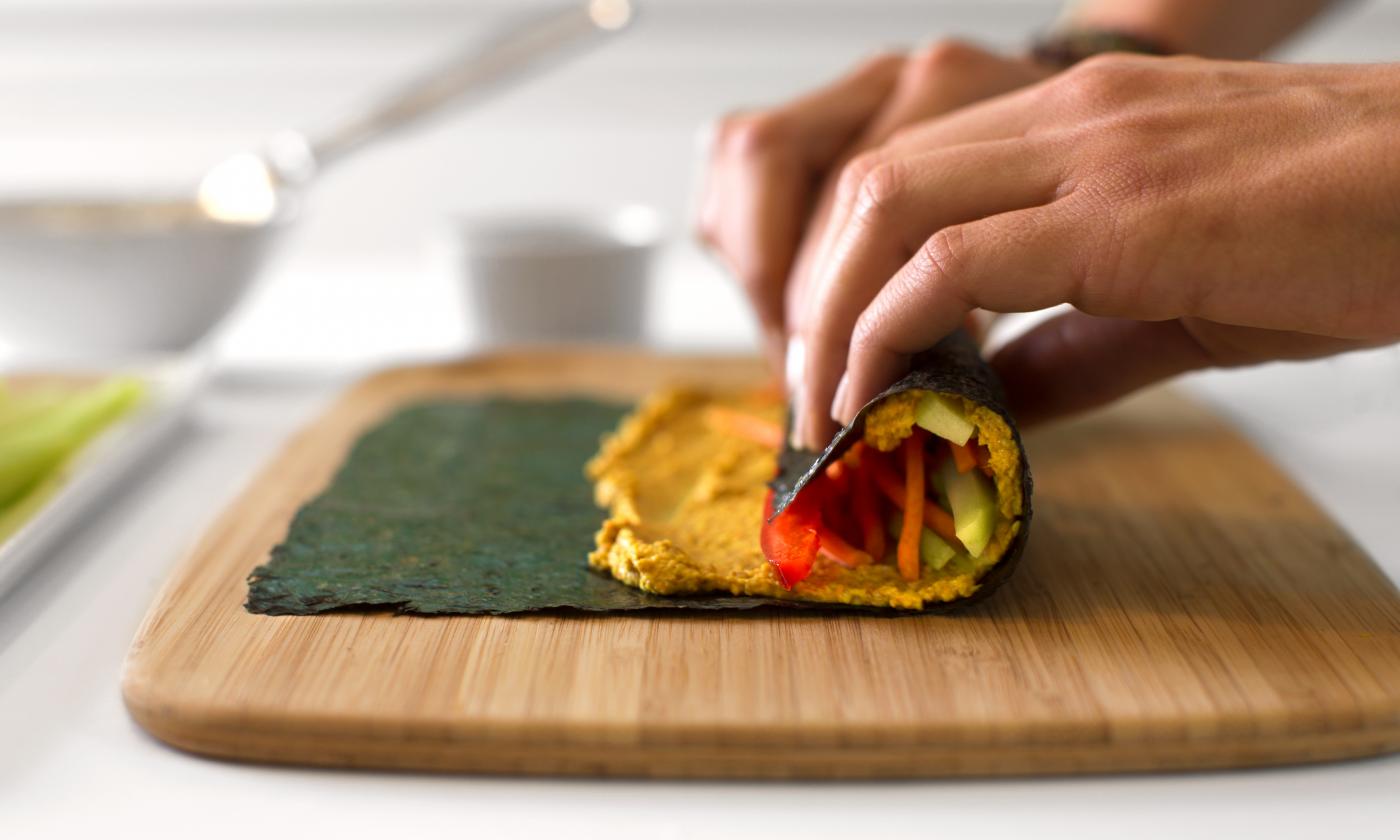 Nori-Rollen mit Ingwer-Mandel-Pastete und rohem Gemüse (de)