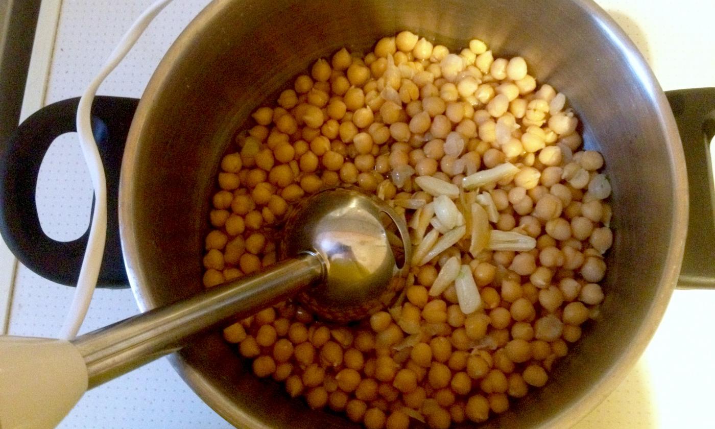 Ingredientes para preparar «Hummus» en una olla, poco antes de triturarlos.