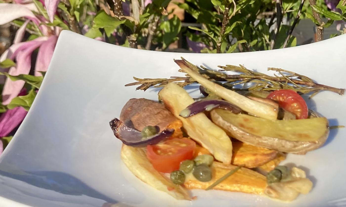 Das fertige "Ofengemüse mit Kapernvinaigrette" präsentiert auf weissem Teller.