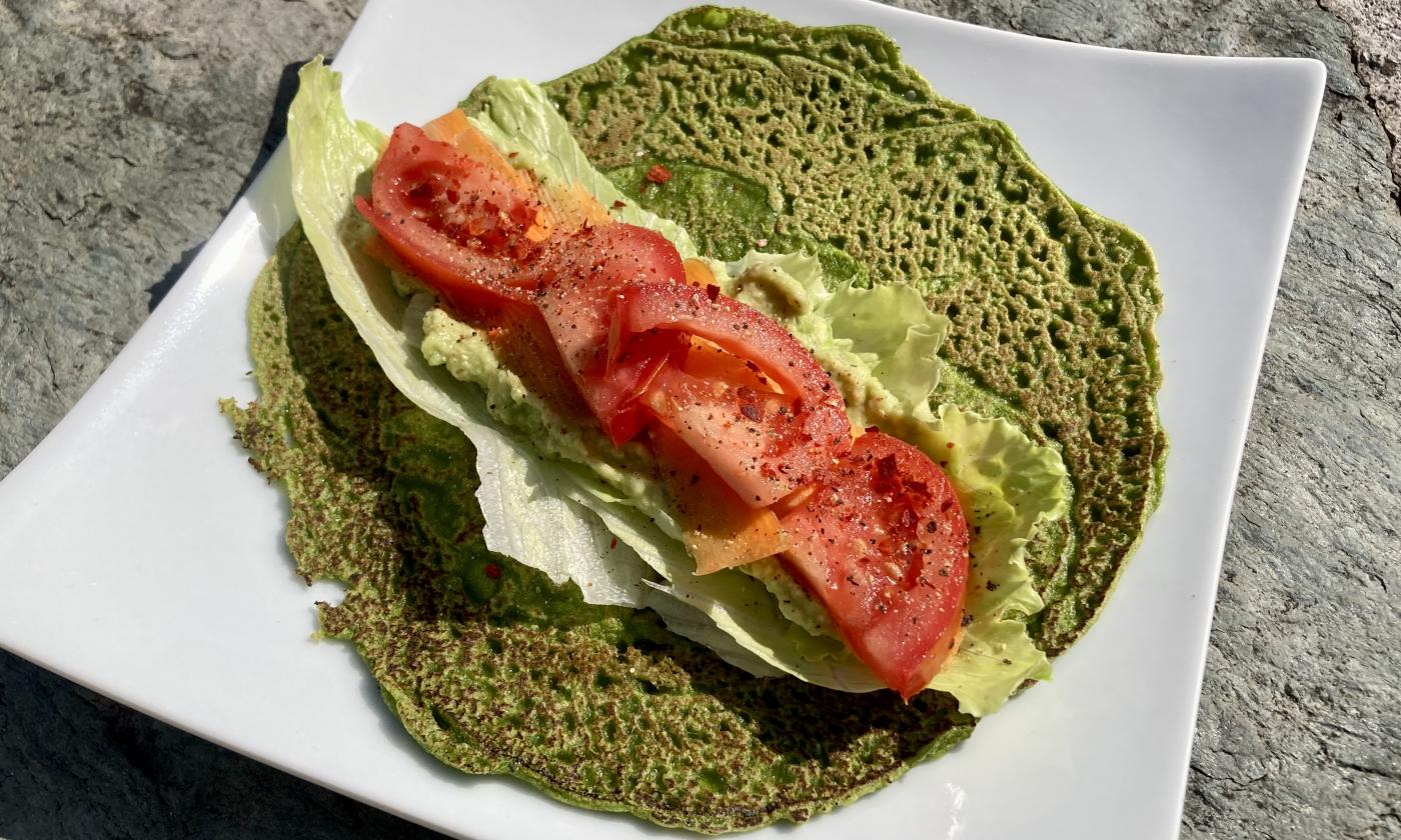 Picture of the preparation (step 5) of the "spinach and chickpea wraps with raw vegetable filling".