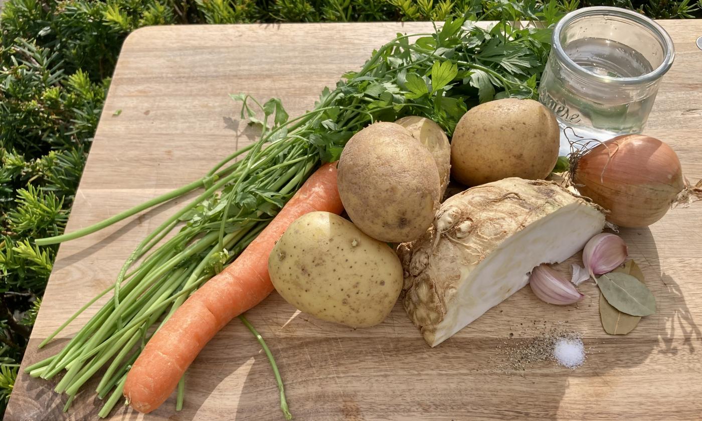 Изображение ингредиентов предоставлено для «Картофельный суп-пюре с сельдереем»