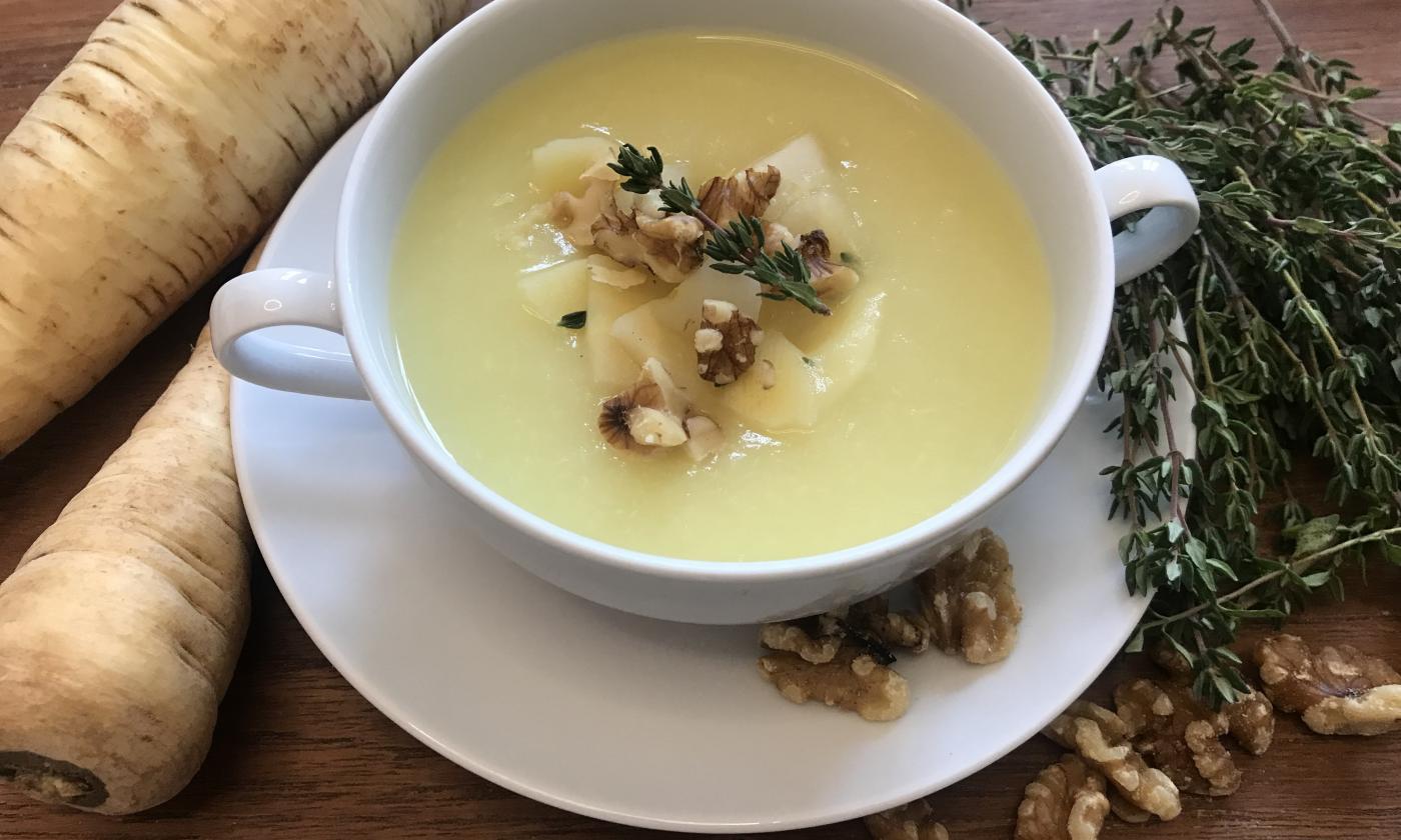 Pastinakensuppe mit Birne, Thymian und Walnüssen | Stiftung G+E