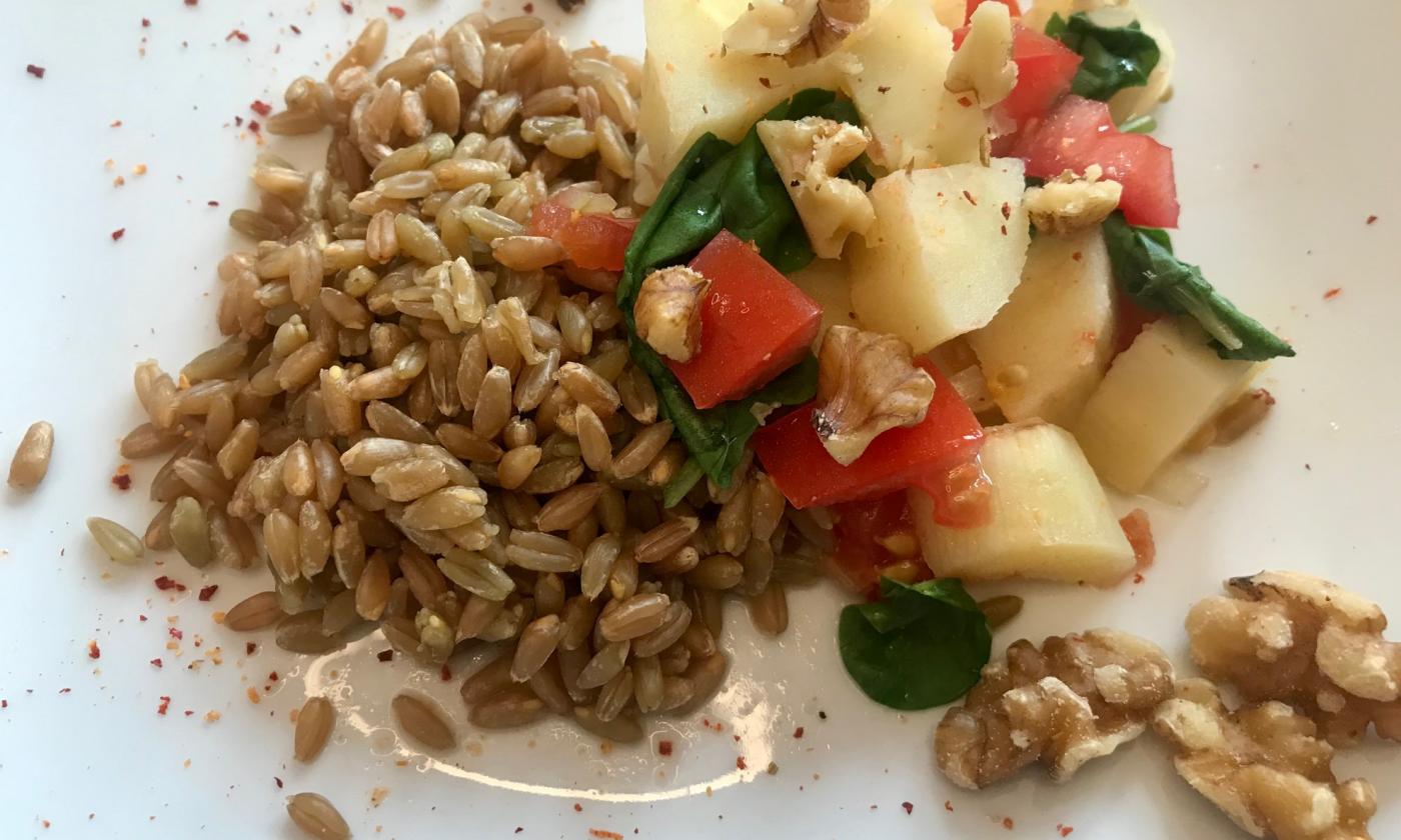 Primer plano del «Salteado de chirivía y espinacas con nueces y espelta verde» terminado.