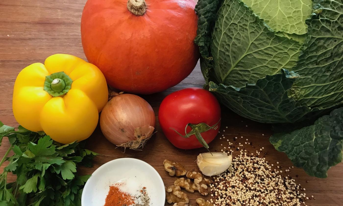 Bereitgestellte Zutaten für die "Wirsingrouladen mit Hokkaido und Quinoa an Tomatenragout".