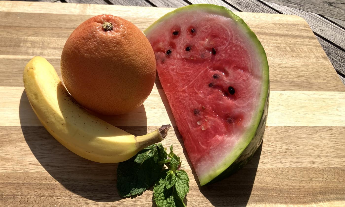 Foto bereitgestellter Zutaten für den "Wassermelonen-Grapefruit-Smoothie" auf Holztisch.