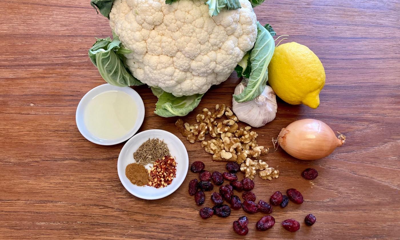 Bereitgestellte Zutaten für den "Orientalischen Blumenkohl mit Kreuzkümmel und Cranberries".