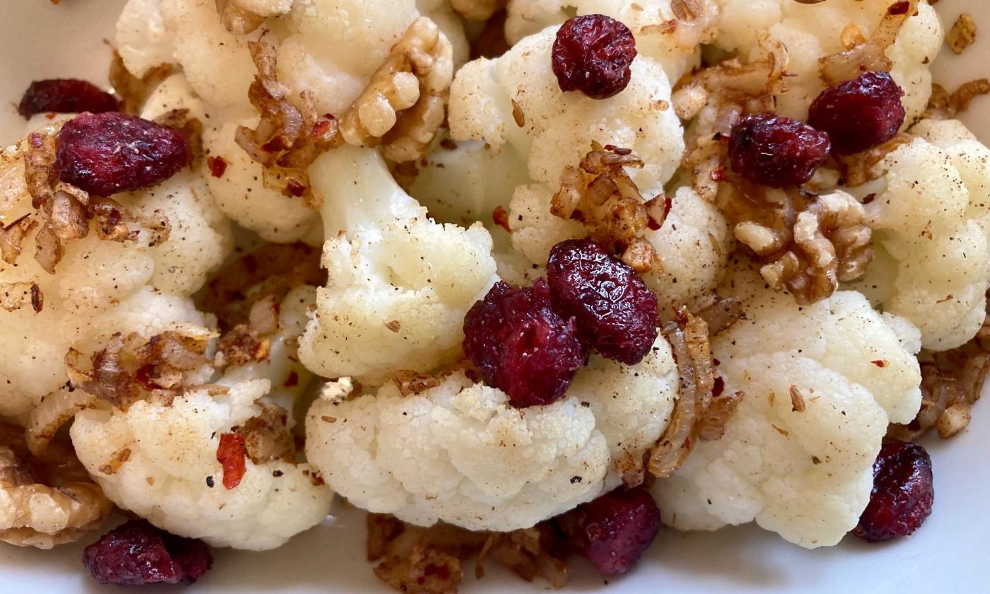 Nahansicht von "Orientalischer Blumenkohl mit Kreuzkümmel und Cranberries".