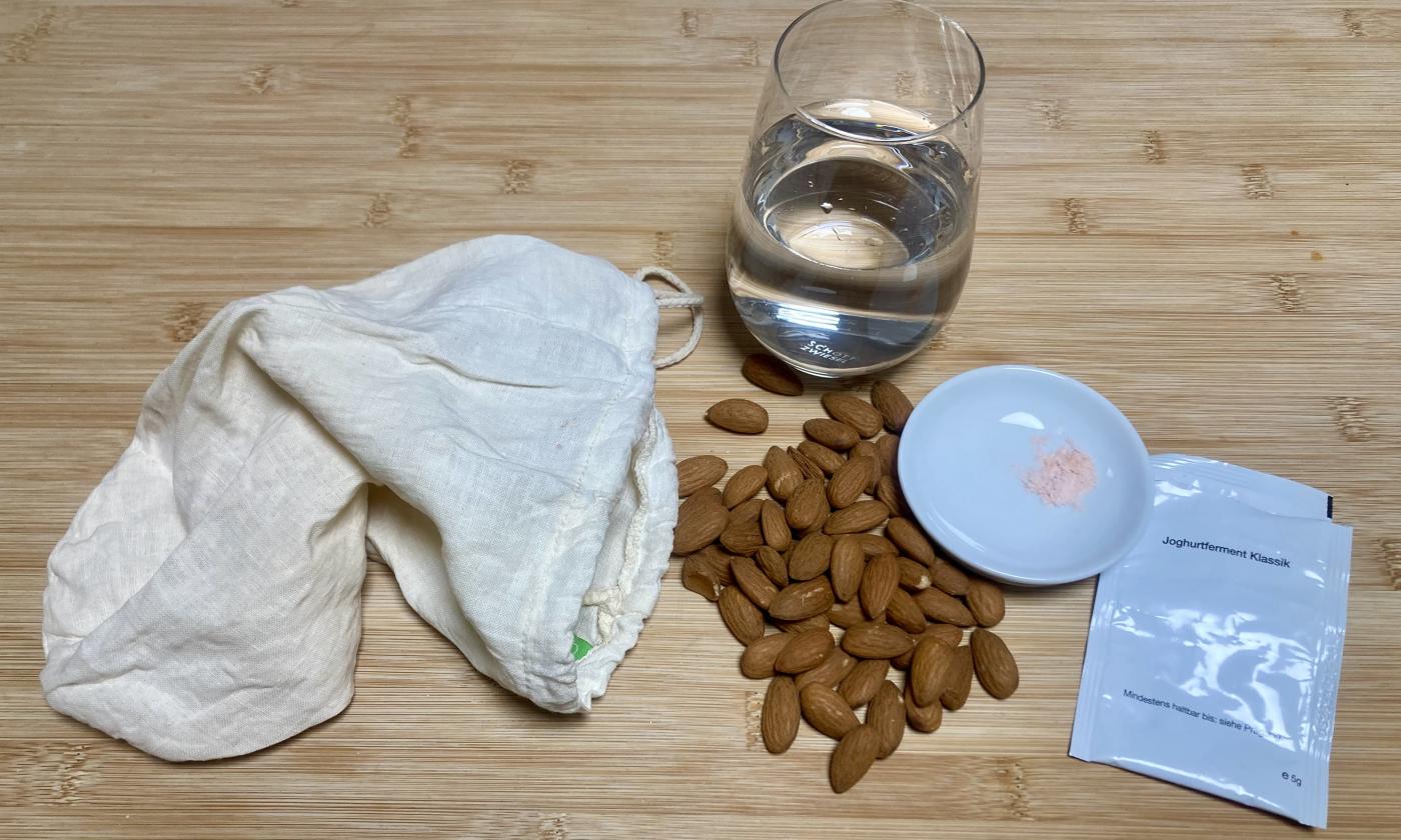 Foto bereitgestellter Zutaten für den "Roh-veganen Mandeljoghurt aus ganzen Mandeln".