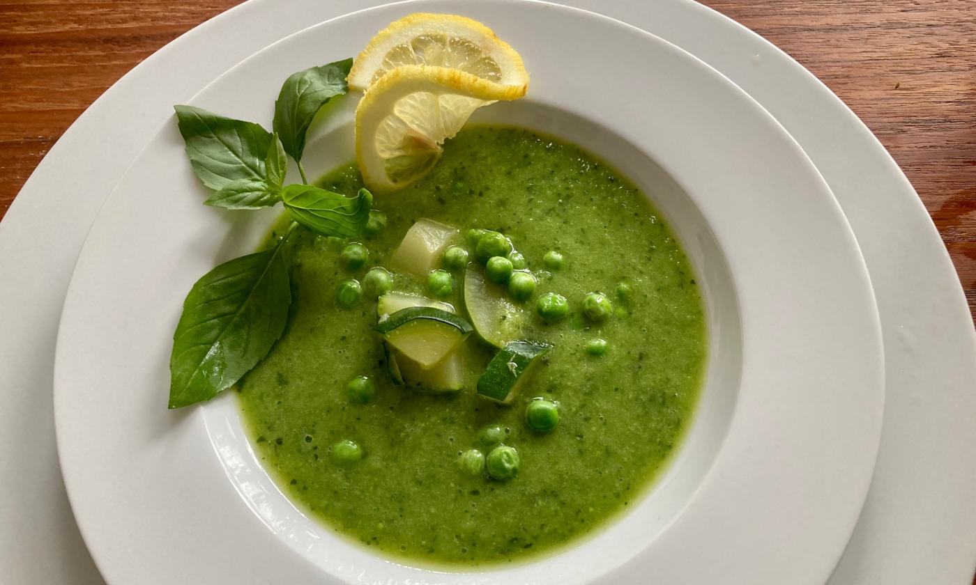 Vegane Zucchinisuppe mit Erbsen und Basilikum ohne Öl | Stiftung G+E