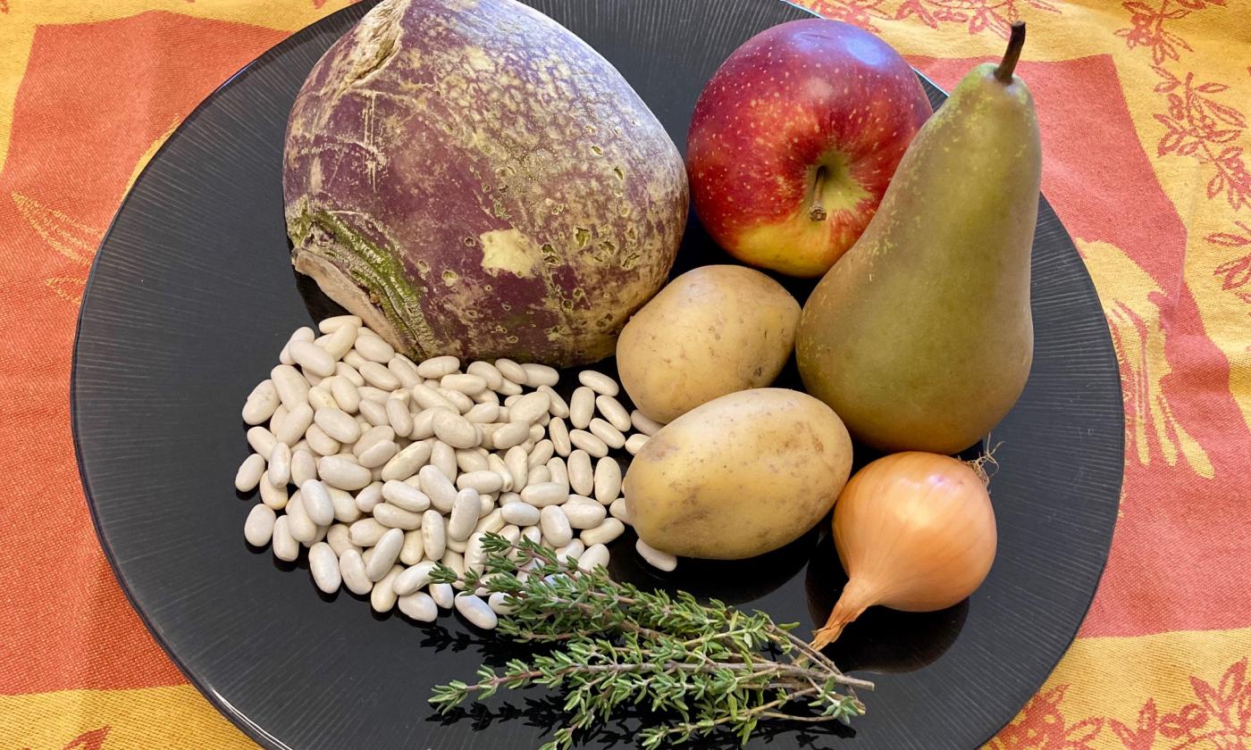 Bereitgestellte Zutaten für den "Cremig-deftiger Eintopf mit weissen Bohnen und Steckrübe".