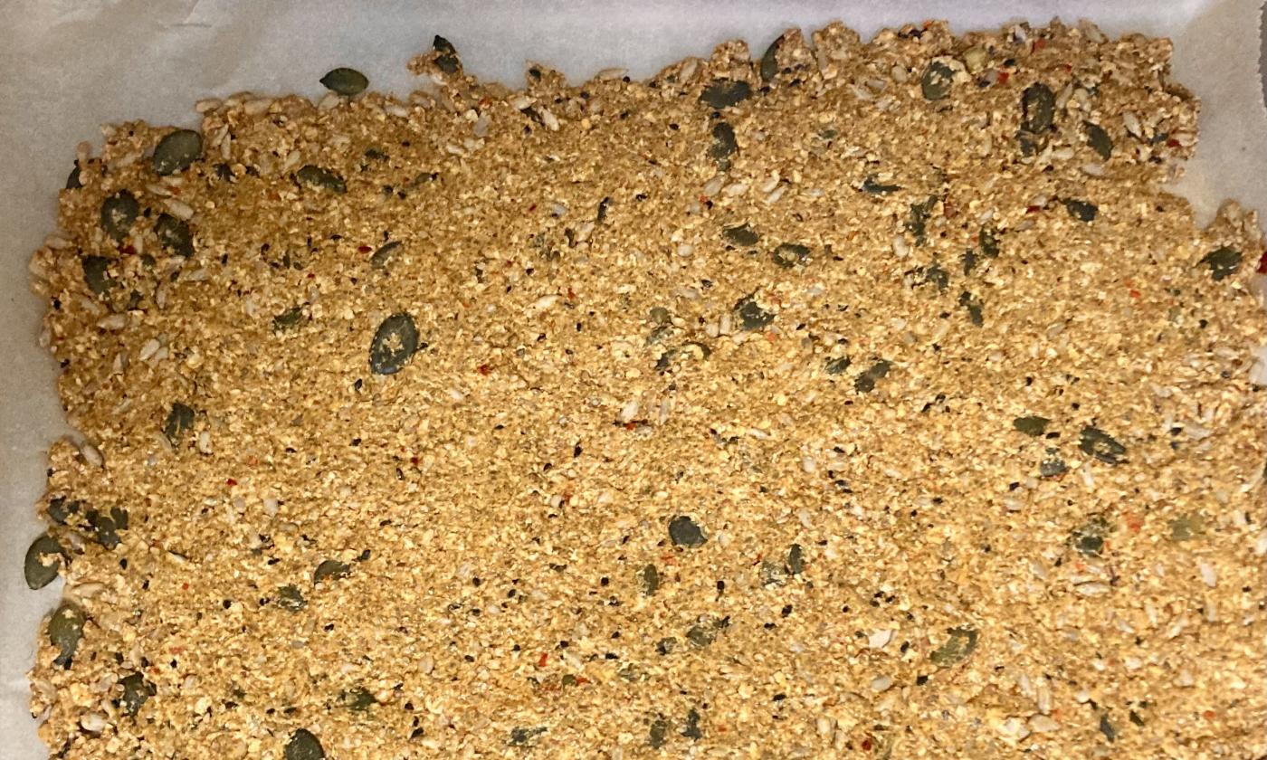Bild der ausgerollten Masse für die "Mehrkorn-Seed-Cracker" - bereit für den Ofen.