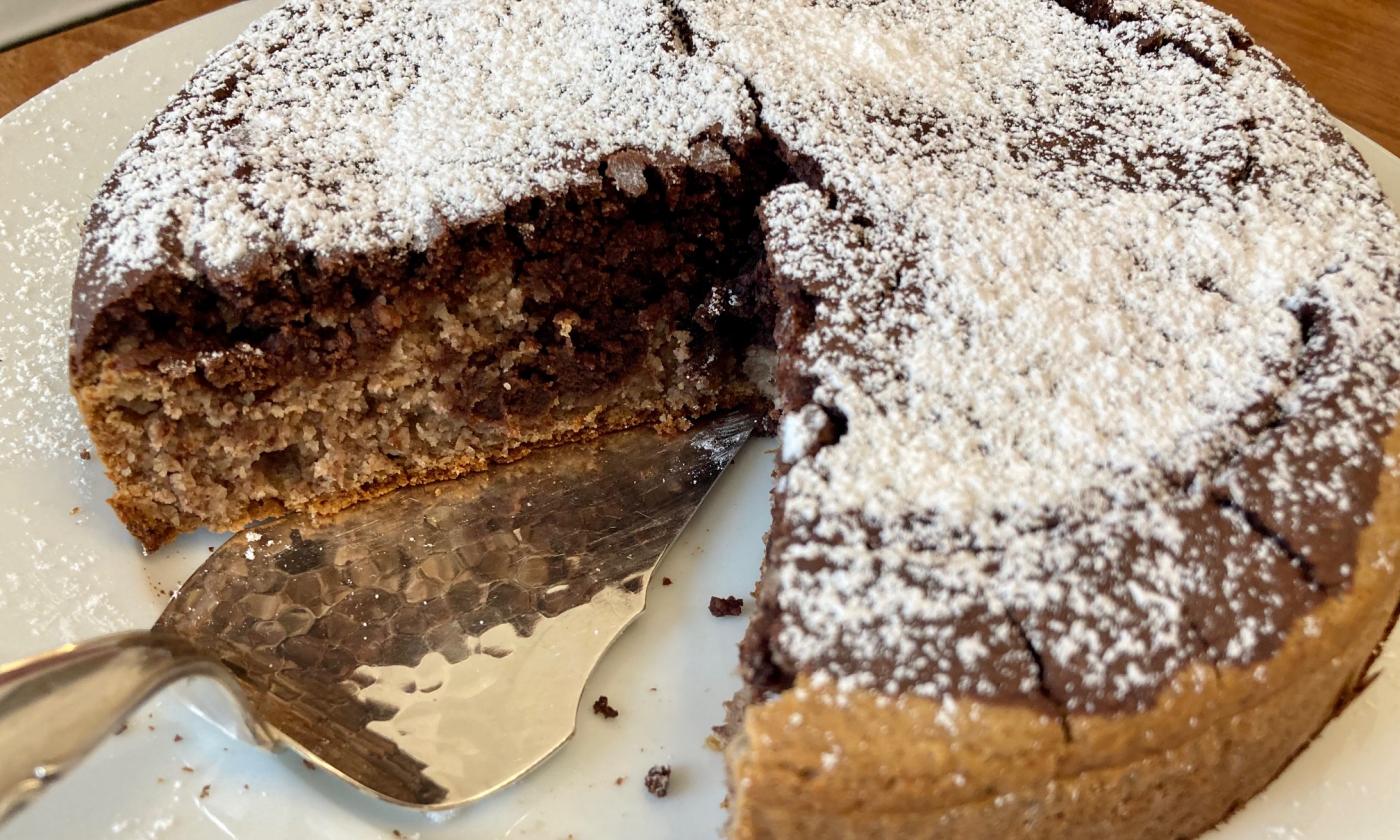 Imagen de un «Bizcocho de mármol veganas, sin aceite ni gluten» partido.