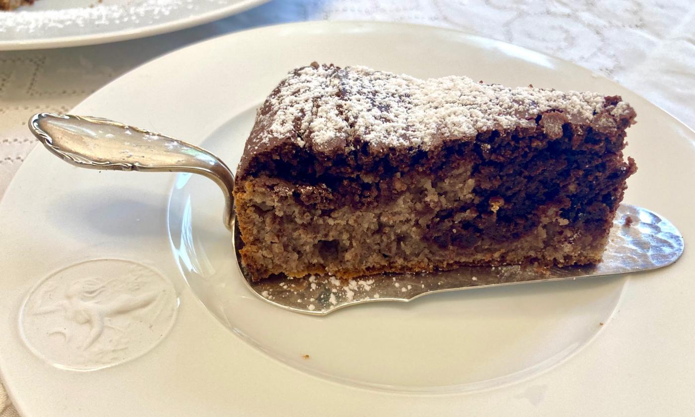 Imagen de un trozo de «Bizcocho de mármol vegano, sin aceite ni gluten».