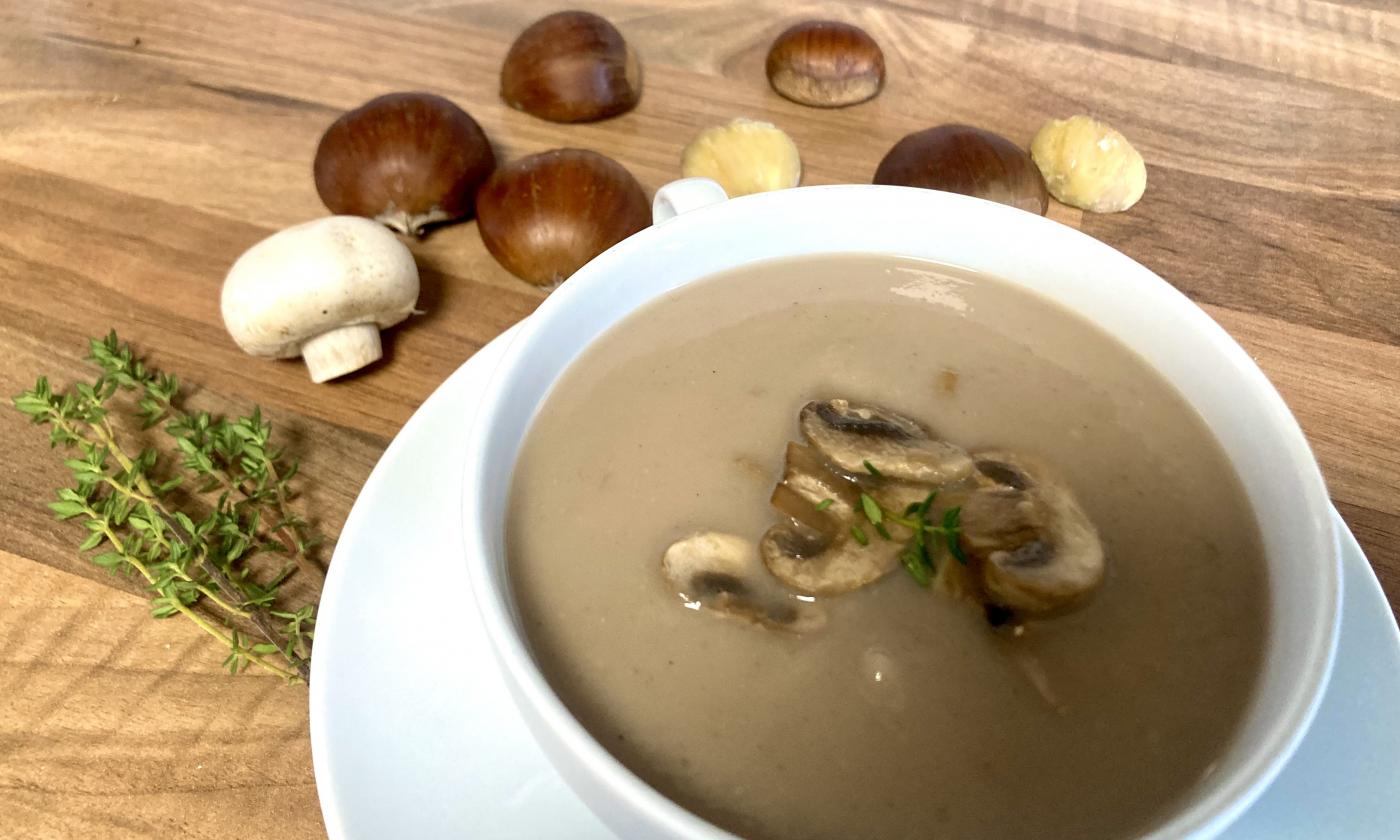Bild von der angerichteten "Italienischen Maronensuppe mit Champignons und Thymian".